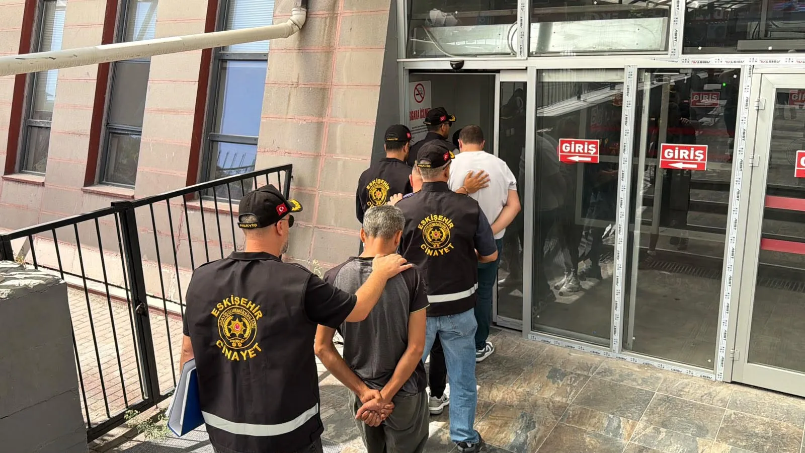 İçki masası kanlı bitti Ev sahibi arkadaşını bıçakladı, 4 kişi adliyede