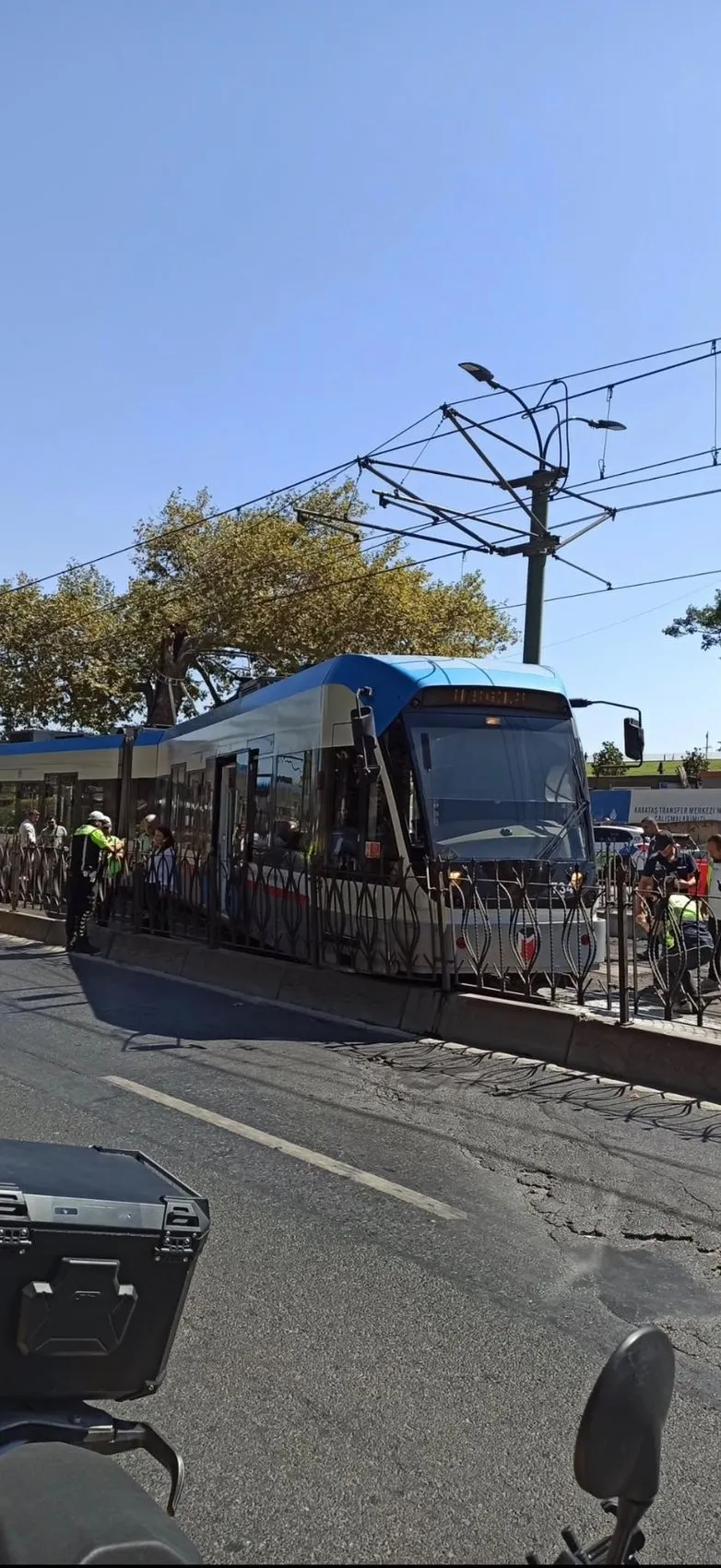 Beyoğlu’nda tramvay seferleri raydan çıkma nedeniyle durdu