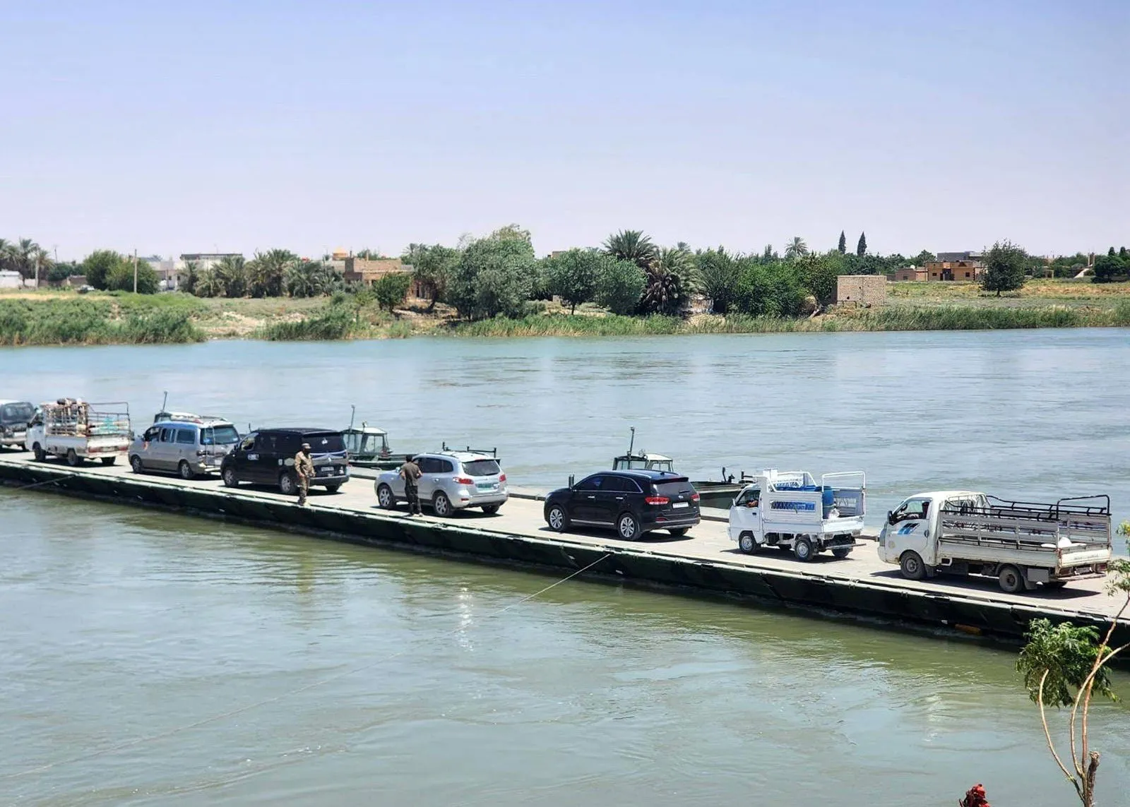 Deyrizor’da kurulan köprü bir ayda yüz binlerce kişiye yol oldu