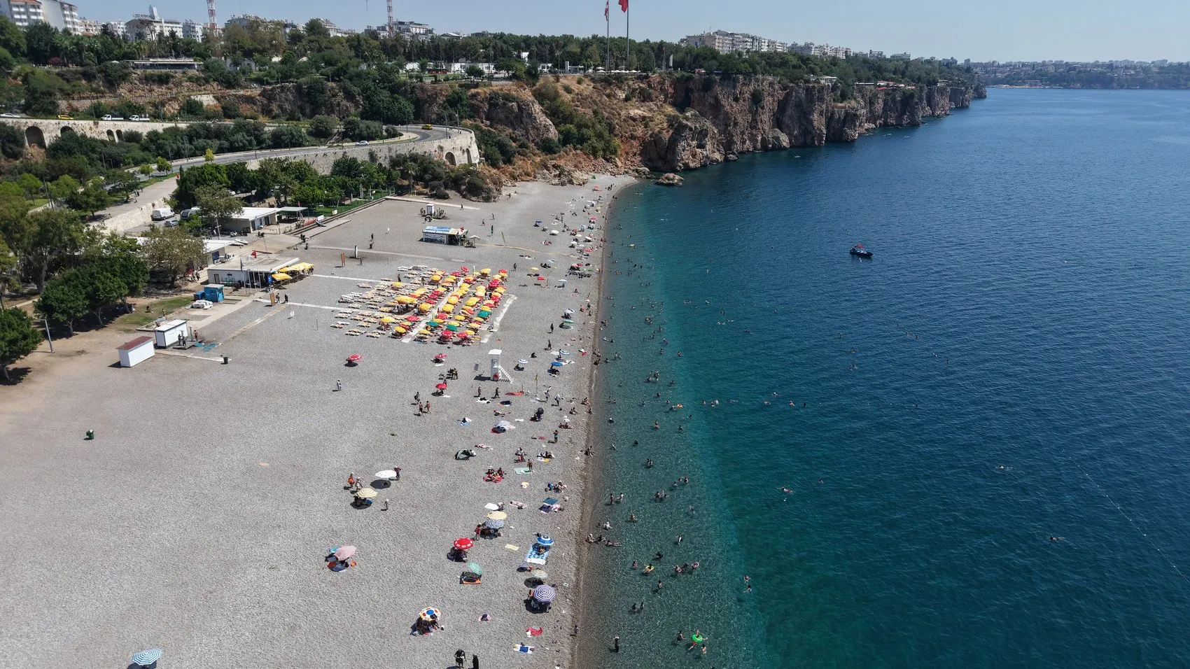 Antalya kavurucu sıcakla tanıştı meydanlar boşaldı
