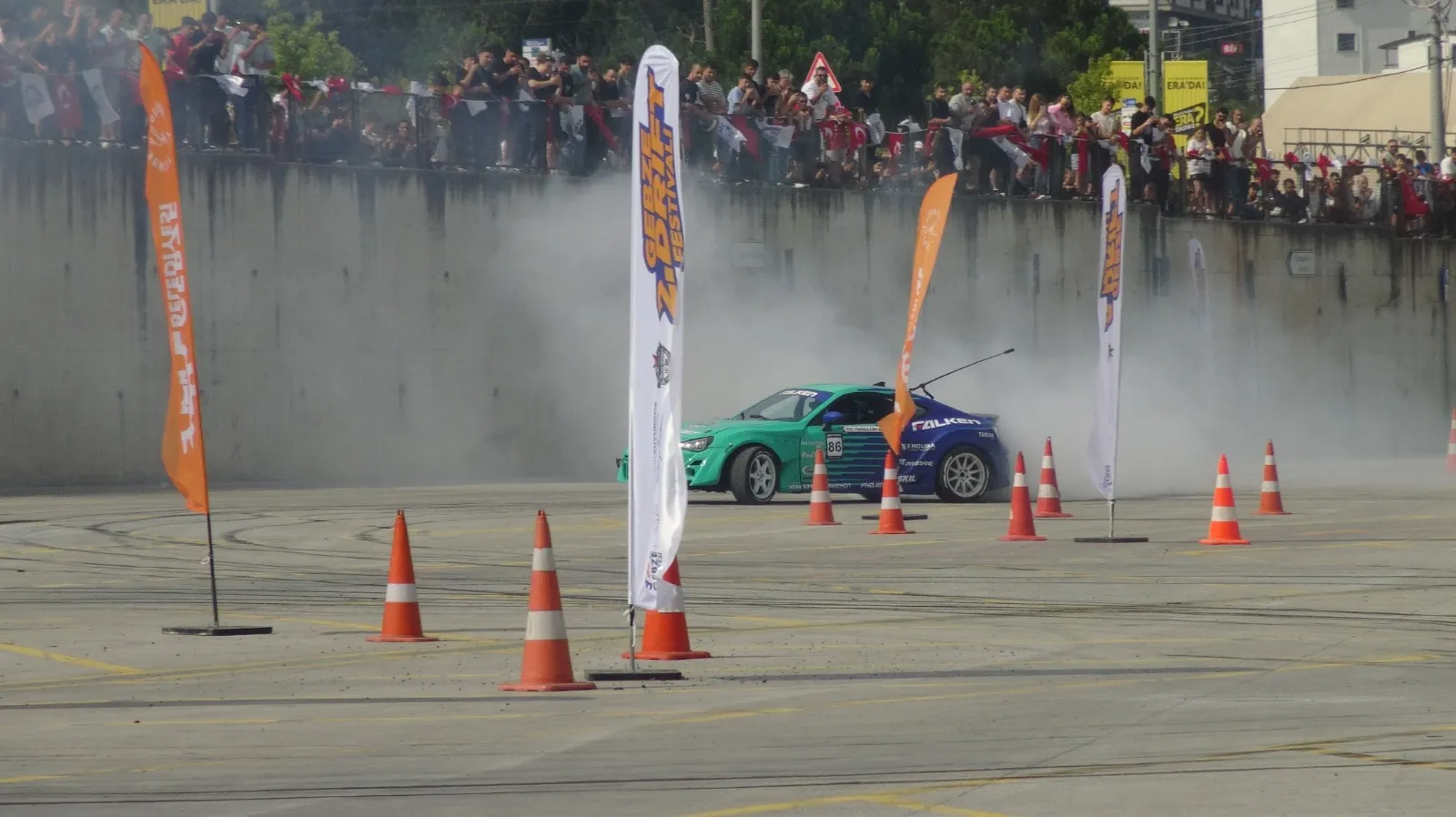 Gebze’de lastikler yandı adrenalin tavan yaptı