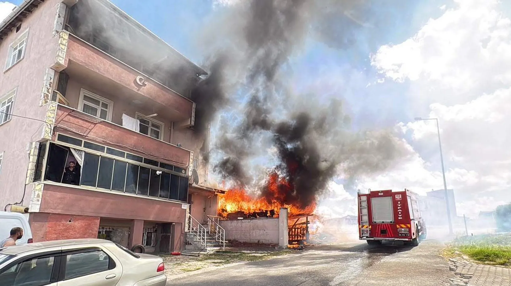 Tekirdağ'da otluk alanda çıkan yangın binaya sıçradı