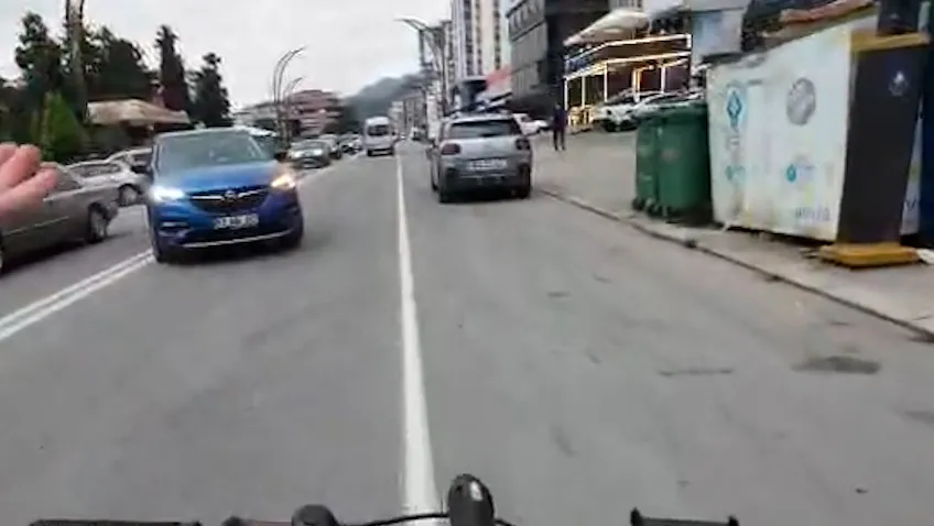 Yol verme kavgası kamerada Bisikletliye tekme ve yumruklu saldırı