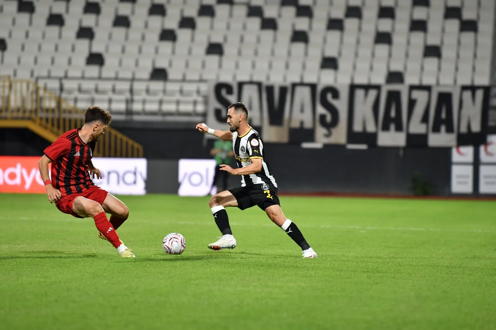 Manisa FK ve Van Spor karşılaşmasından kareler