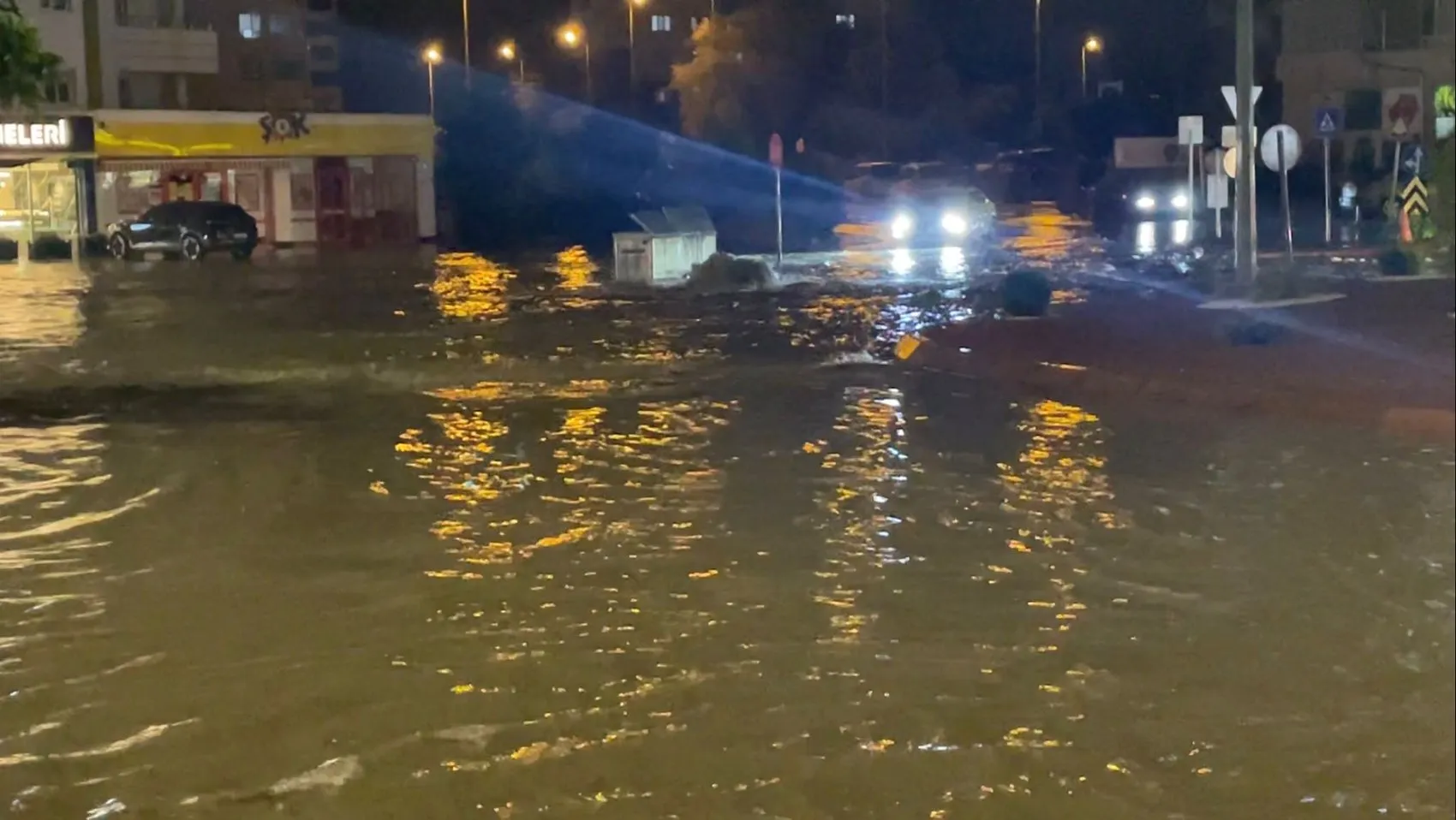 Kayseri'de sağanak sonrası Gesi Fatih Mahallesi'nde kanalizasyon taştı