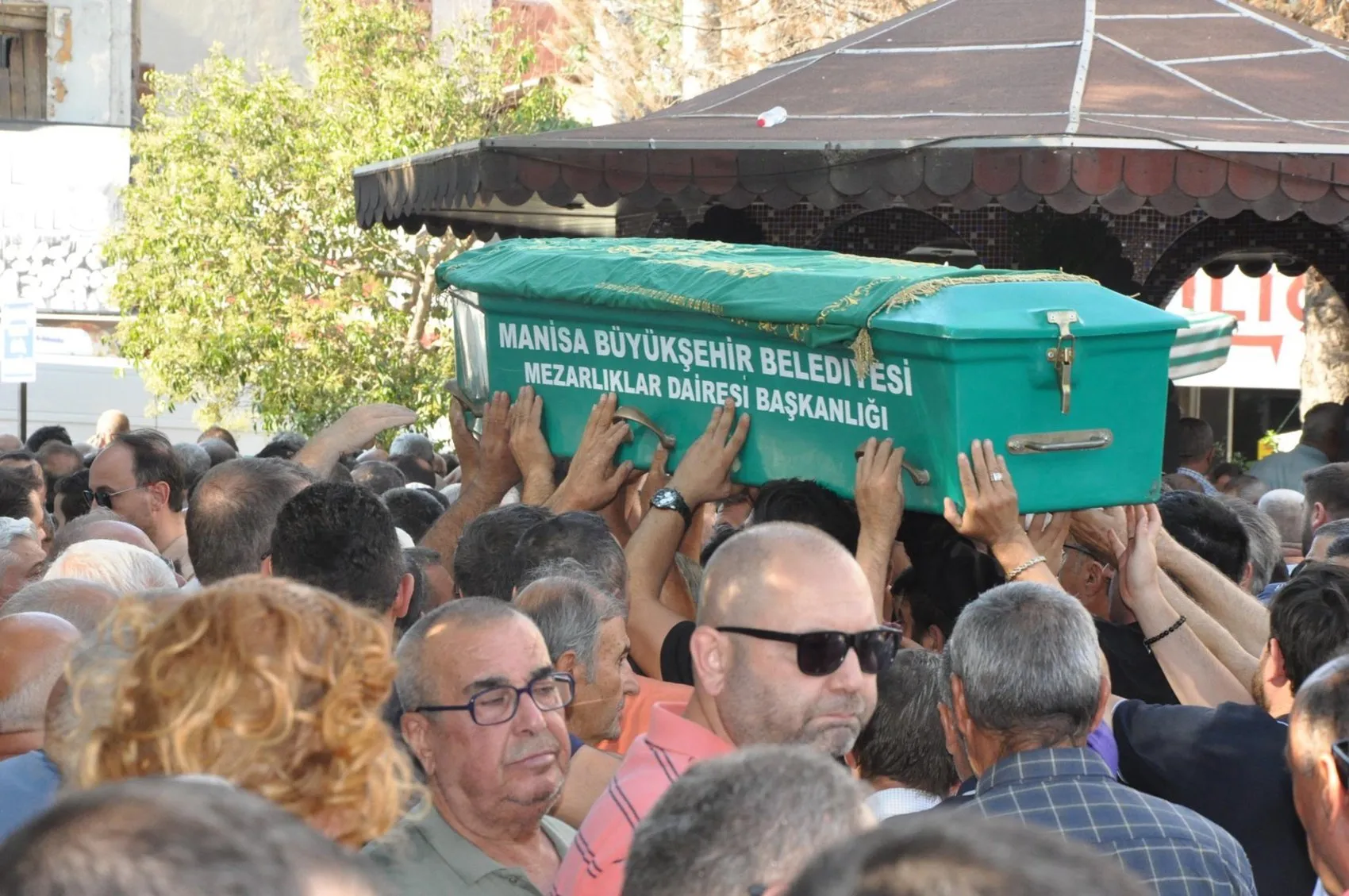 Salihli’deki feci patlamada yaşamını yitiren iş insanı toprağa verildi