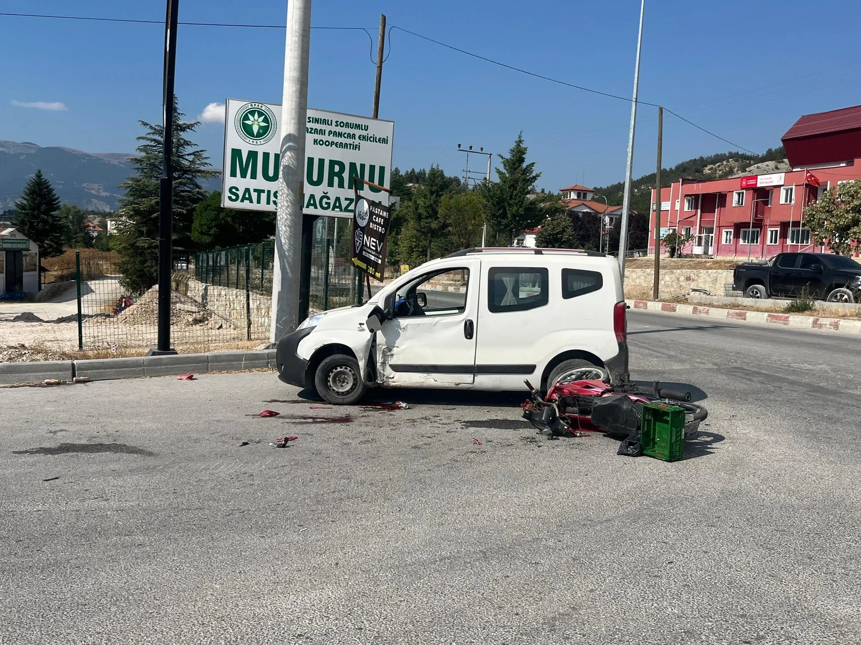 Mudurnu'da motosiklet ile hafif ticari araç çarpıştı, sürücü ağır yaralandı