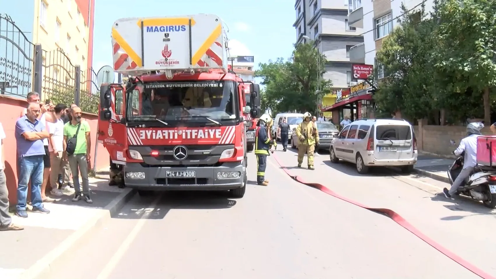 Maltepe’de park halindeki elektrikli otomobil küle döndü