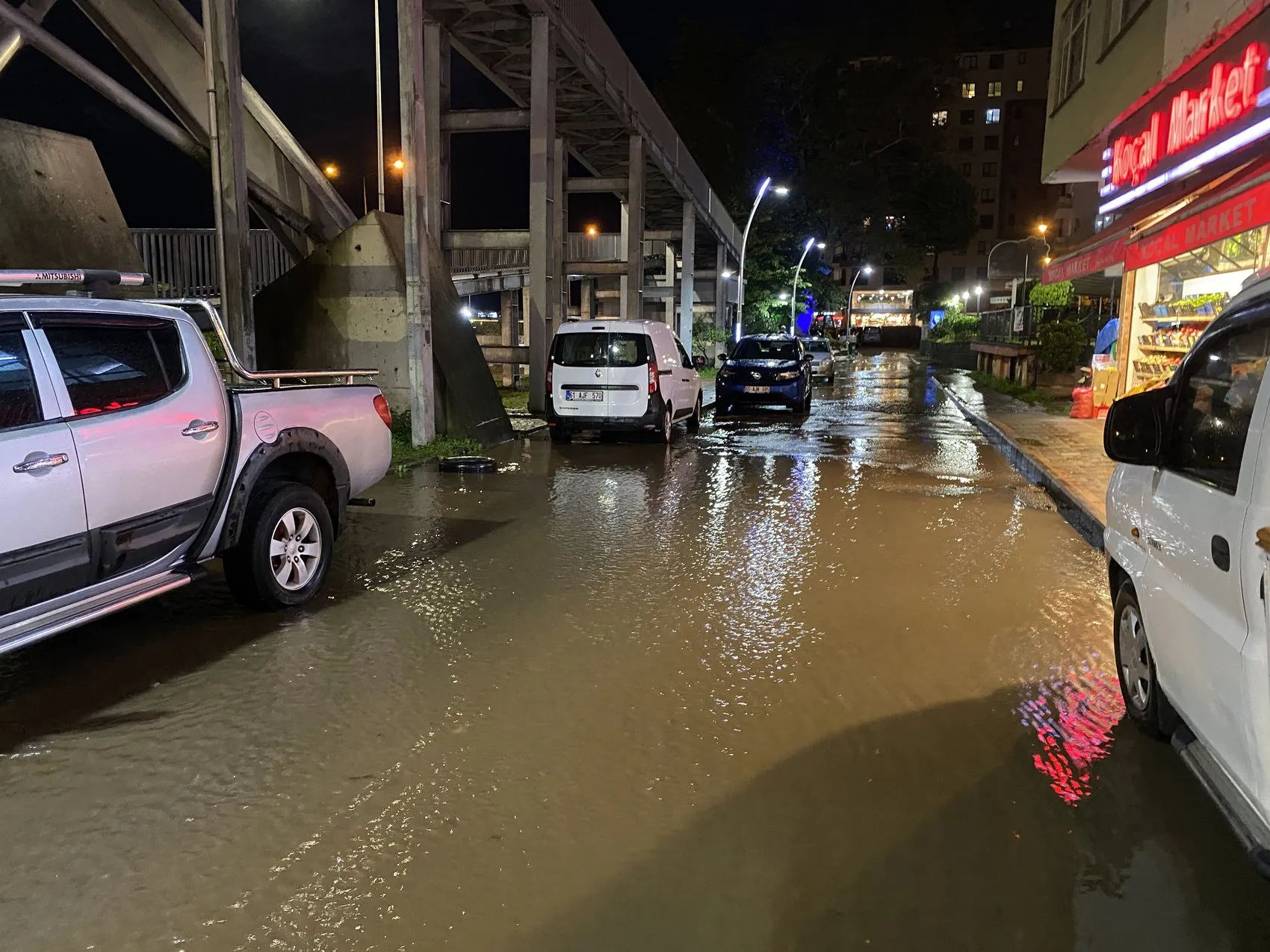 Rize'de gökyüzü boşaldı: Şehir merkezi sular altında kaldı