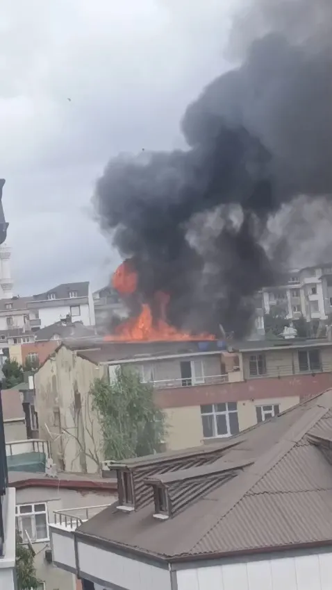 Arnavutköy'de üç katlı binanın çatısı alevlere teslim oldu