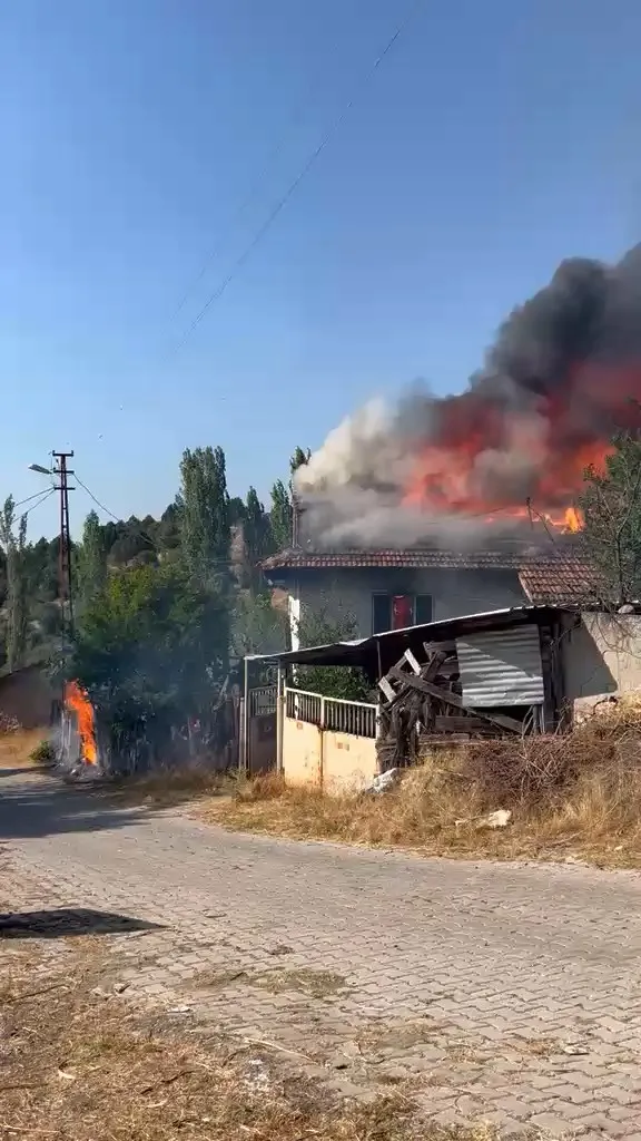 Kütahya Tavşanlı’da bir ev küle döndü
