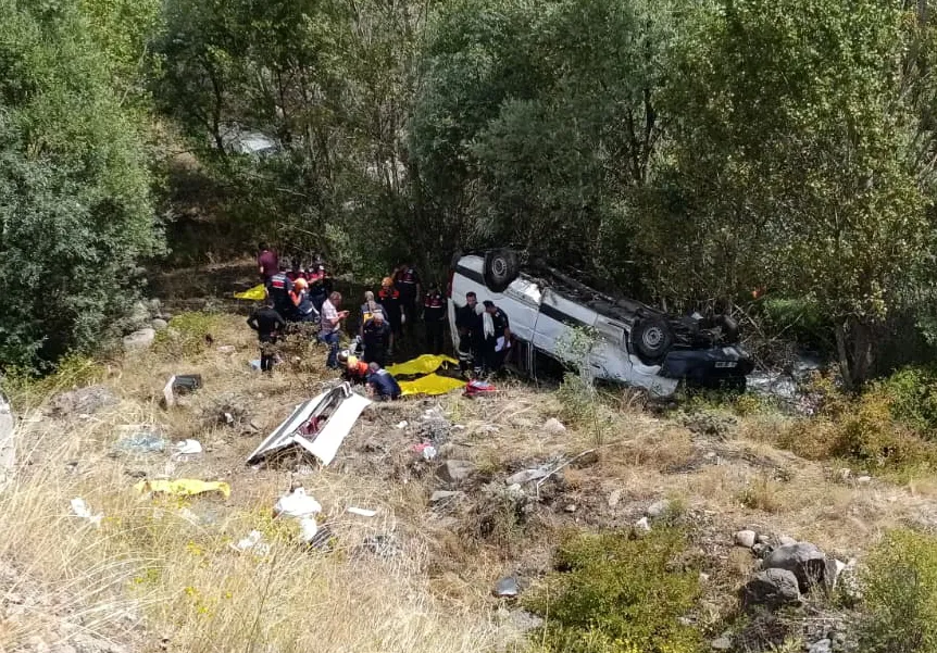 Sivas Suşehri yolunda minibüs uçuruma yuvarlandı