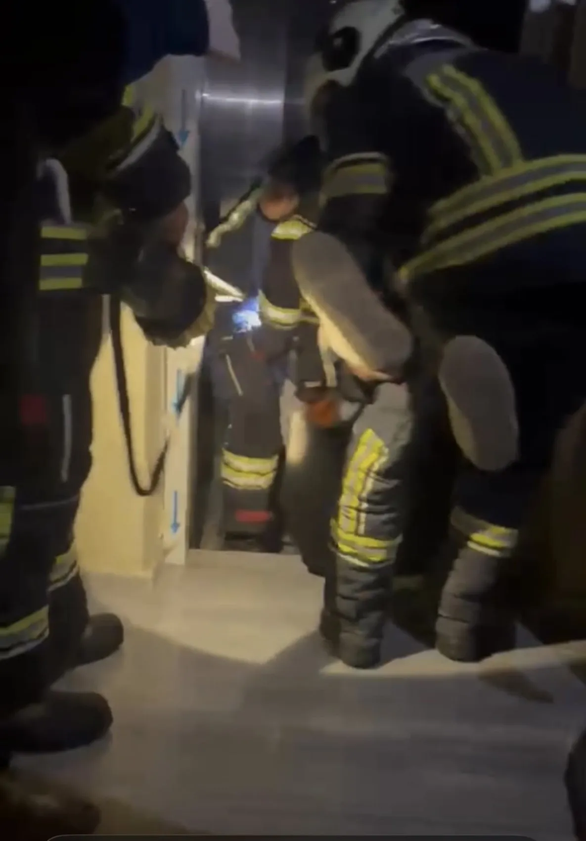 Gece yarısı asansör kabusu: Üçüncü kattan düşen genç dehşeti yaşadı