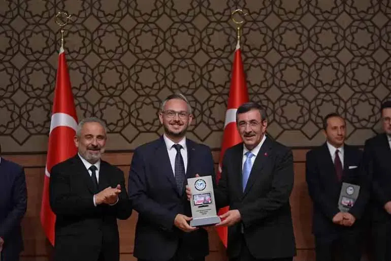 Uzak Şehir dizisine yılın en iyisi ödülü verildi