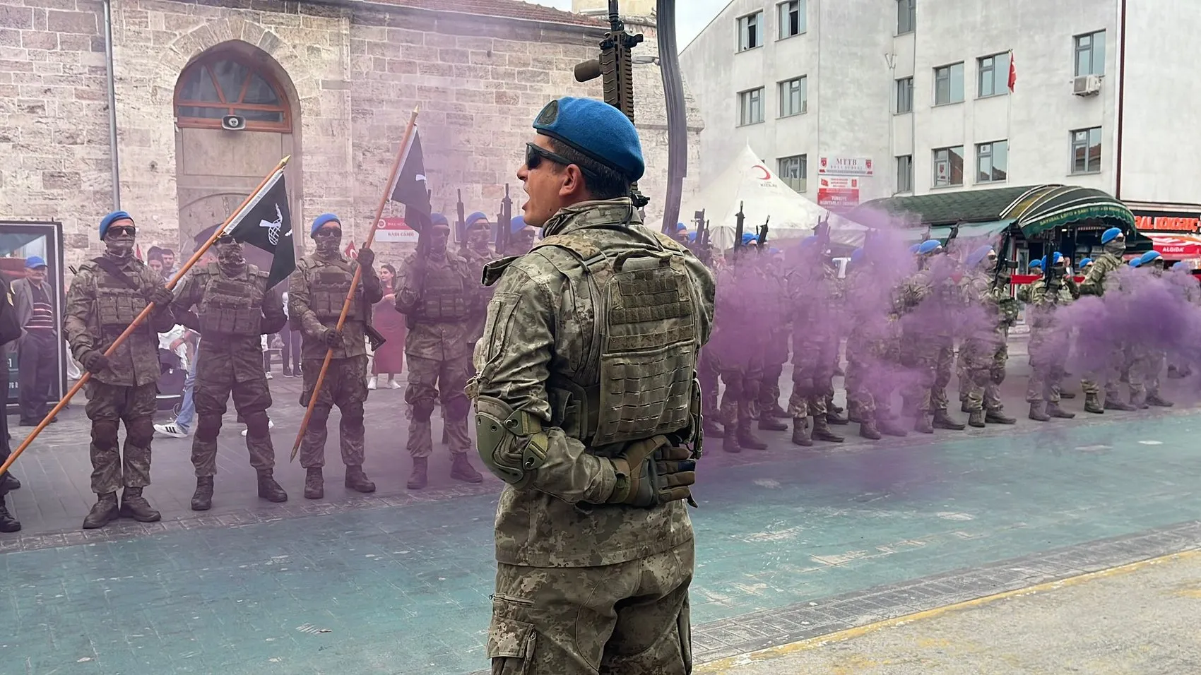 Bolu sokaklarında mavi berelilerin zafer yürüyüşü
