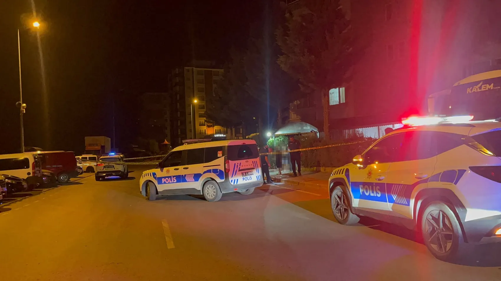 Gece yarısı düğün dönüşü baba-oğul birbirini bıçakladı