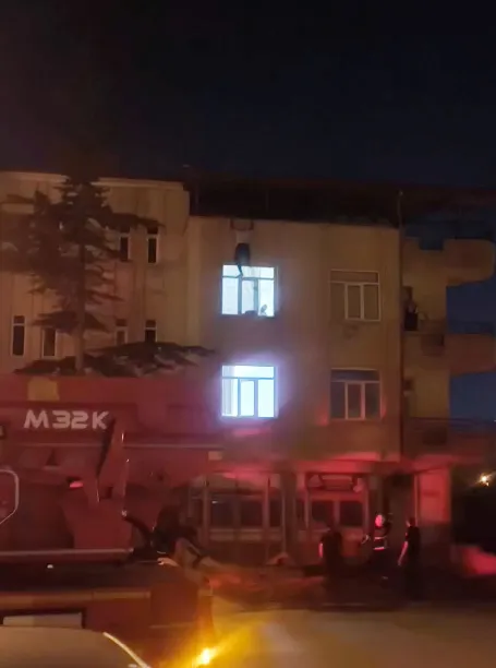 Aksaray'da çatıdan eve girmeye çalışan gencin düşüş anı kamerada