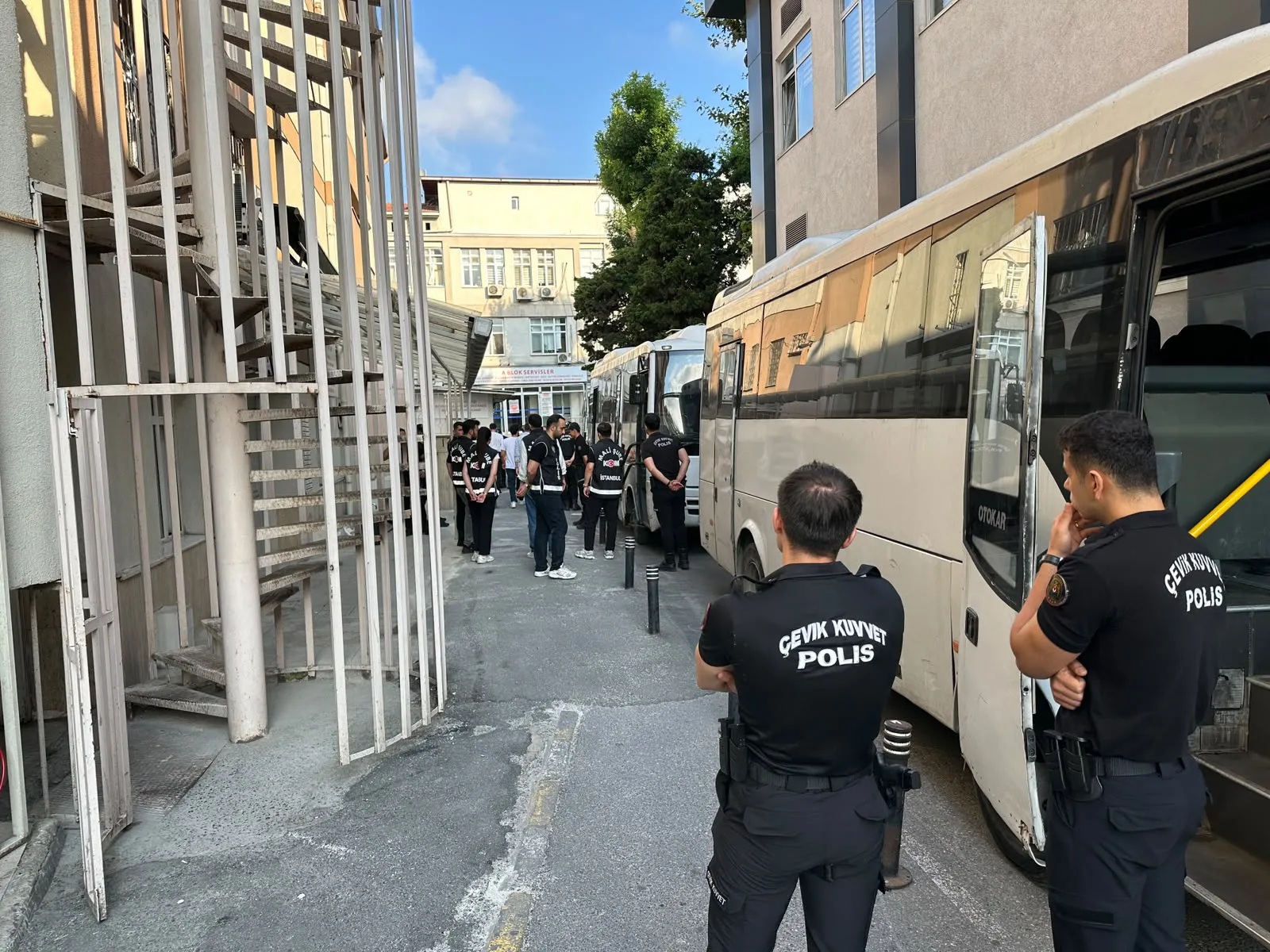 Kuşadası Belediyesi rüşvet operasyonunda 16 kişi adliyeye getirildi