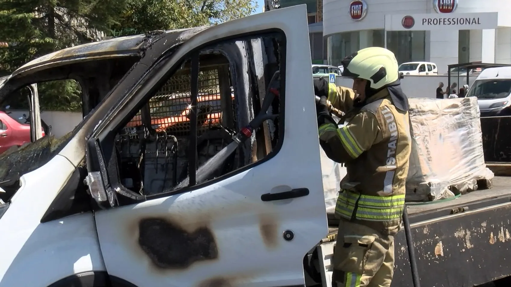 Kartal D-100 karayolunda seyir halindeki kamyonet küle döndü