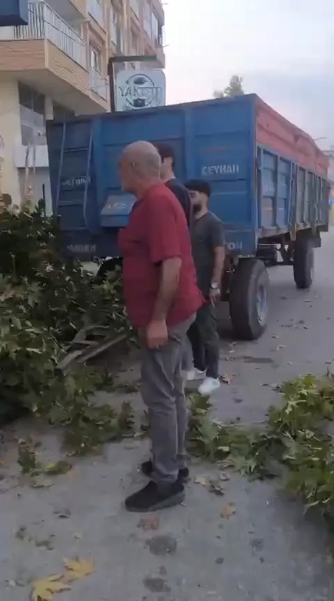 Traktörün römorku kopup kaldırımdakilere daldı, o anlar kamerada