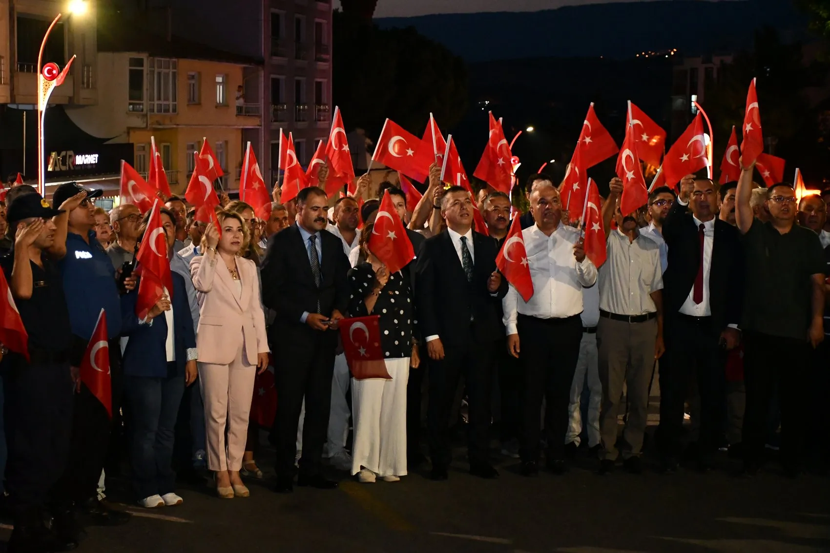 Demirci'de 5 gün sürecek festival başladı, ilk günün yıldızı 3 etekli kadınlar oldu