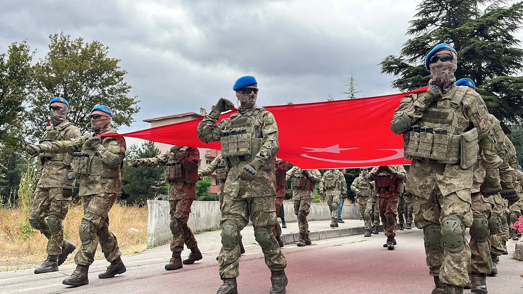 Bolu sokaklarında mavi berelilerin zafer yürüyüşü