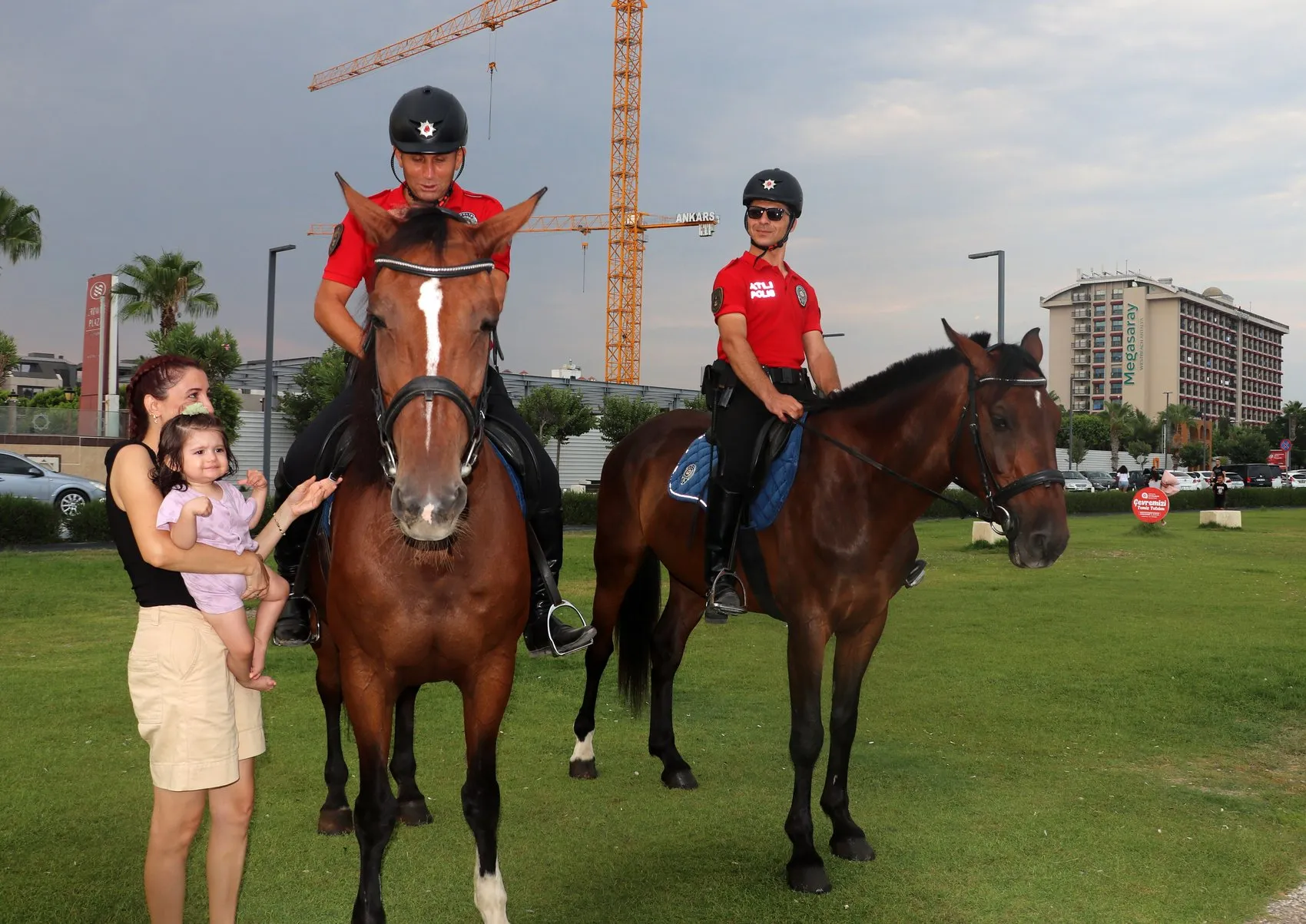 Antalya sahillerinde atlı polis mesaisi artık akşam saatlerinde