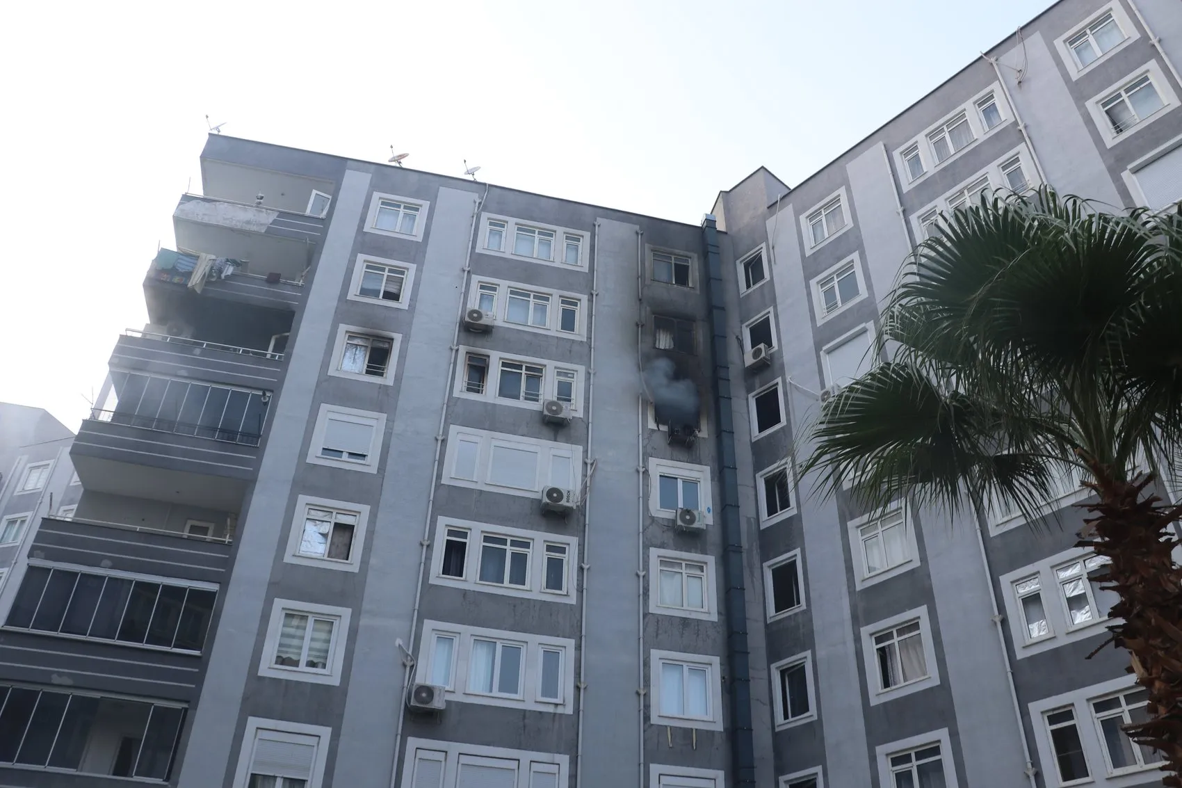 Antalya'da apartman yangını İki daire kül oldu