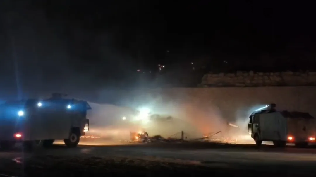 Antalya'da gece yarısı korkutan yangın Balıkçı Barınağı'nda 20'den fazla tekne küle döndü
