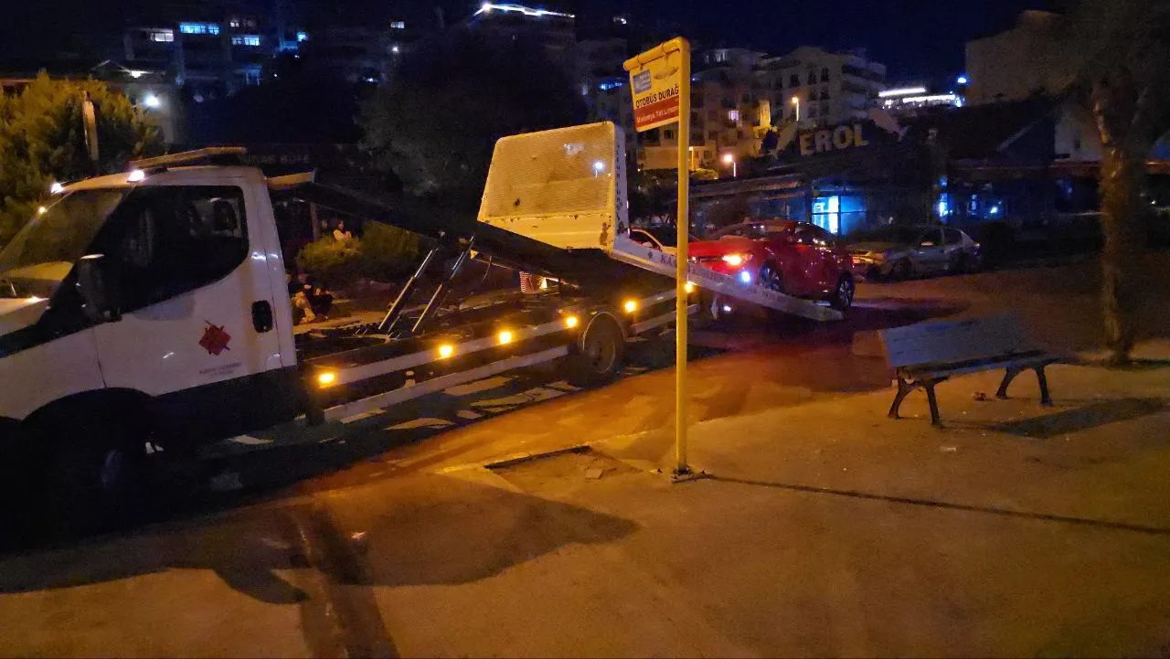 Gece yarısı feci kaza 4 yaralı, sürücü kaçtı