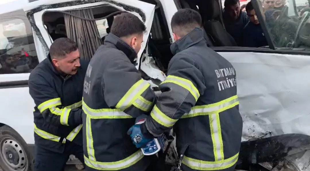 Batman yolunda iki minibüs çarpıştı dokuz kişi yaralandı