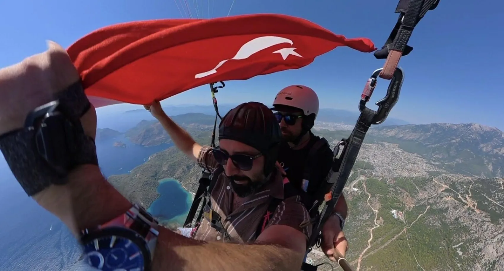 Gökyüzünde 1071 metrede anlamlı selam: Zafer Bayramı için özel atlayış