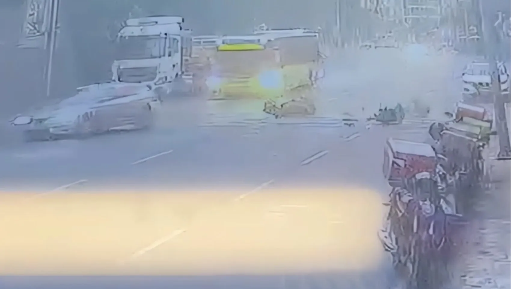 Kağıthane'de motokuryenin park halindeki araca çarpıp takla attığı anlar kamerada