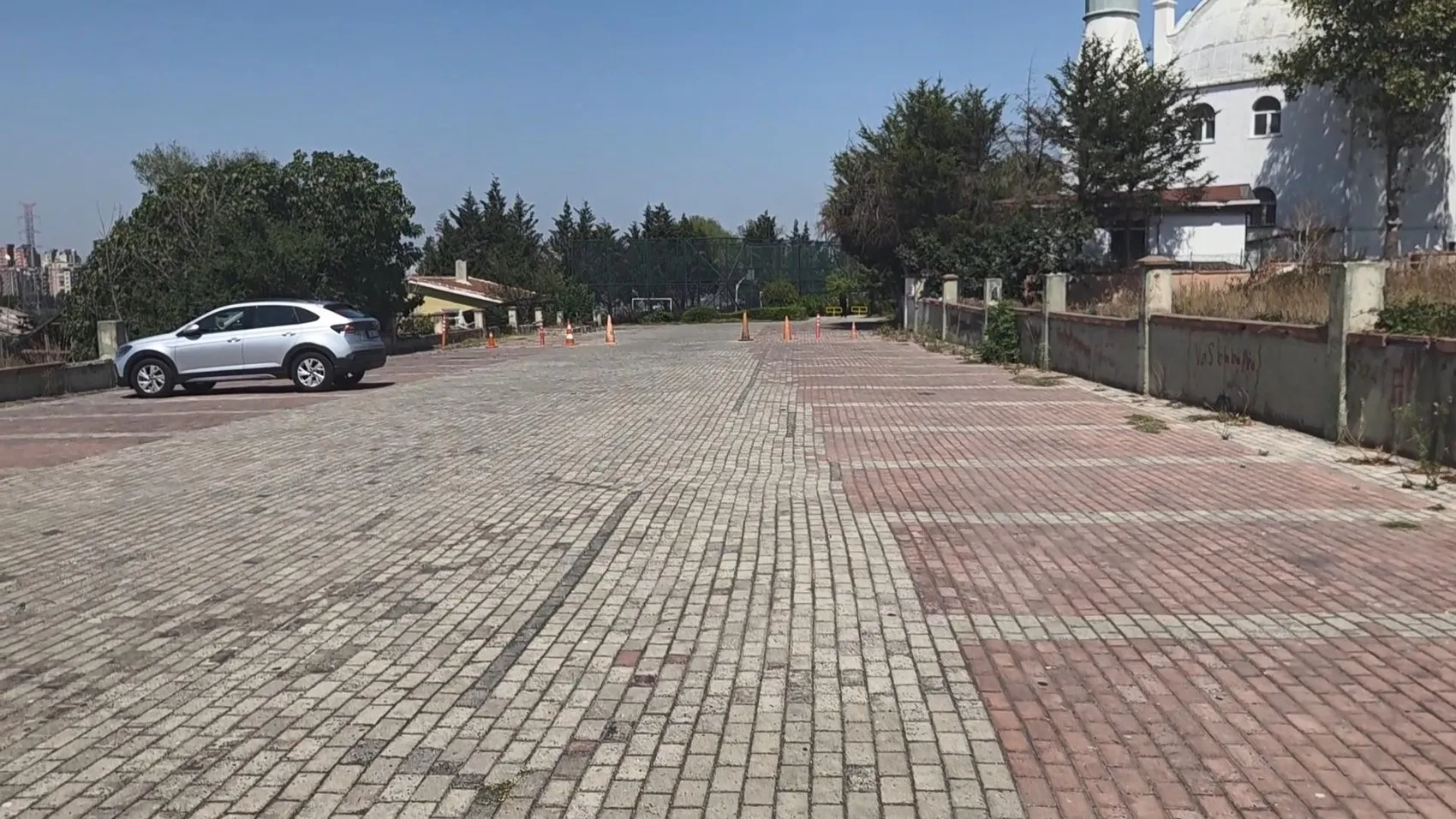 Bahçeşehir'de yürürken otomobilden açılan ateşle yaralandı