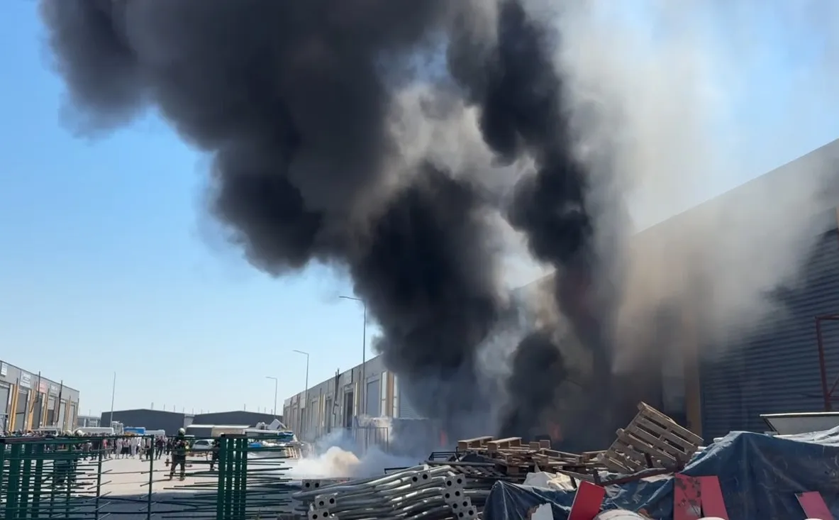 Kayseri'de sanayi sitesindeki sünger atölyesi alevlere teslim oldu
