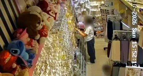 Esenyurt’taki AVM’de rahat tavırlı hırsızlık kameraya yansıdı