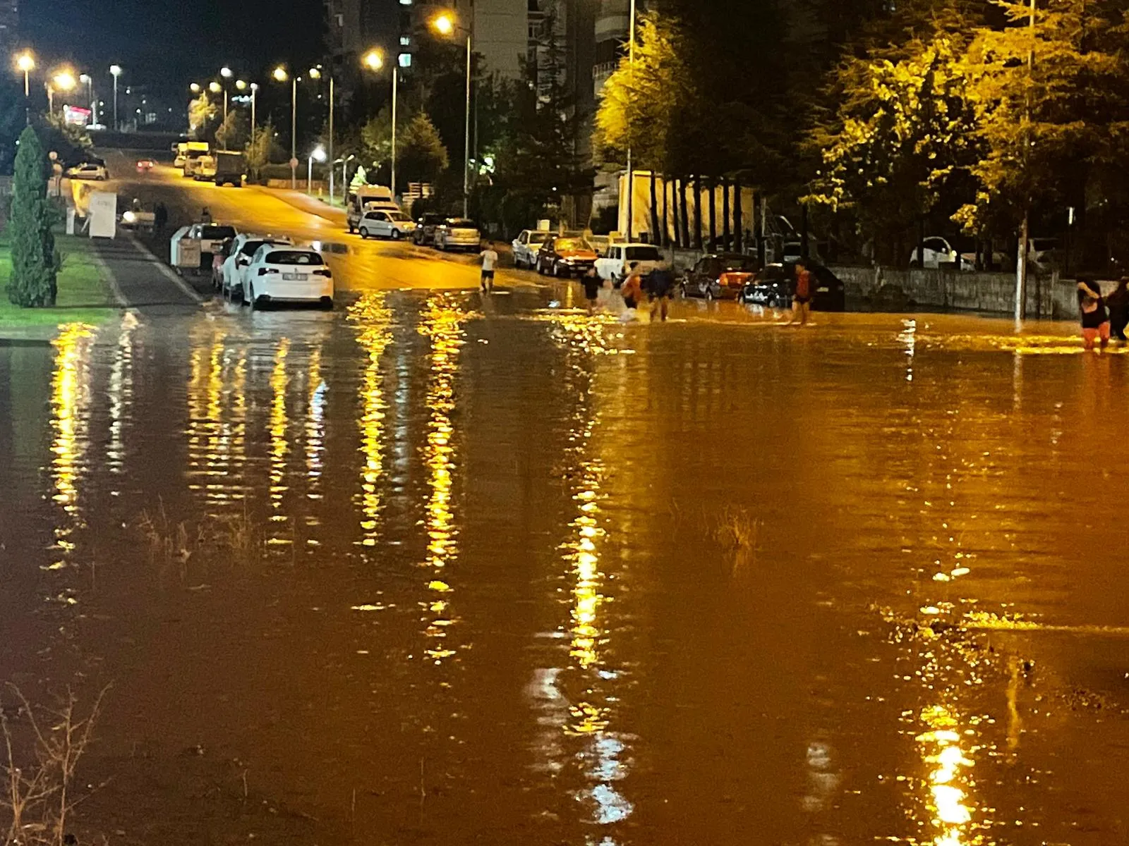 Kayseri'de sağanak hayatı felç etti; çocuklar su birikintilerinde serinledi