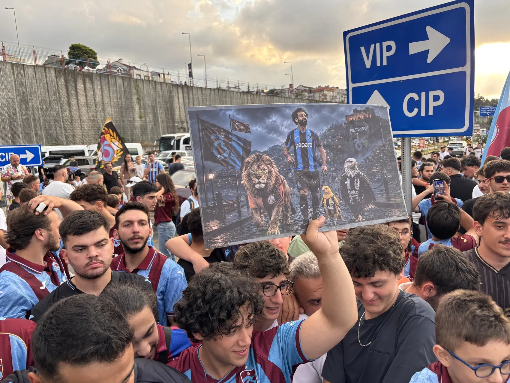 Trabzonspor dünya yıldızı Mohamed Salah’ı dev bir kalabalıkla karşıladı