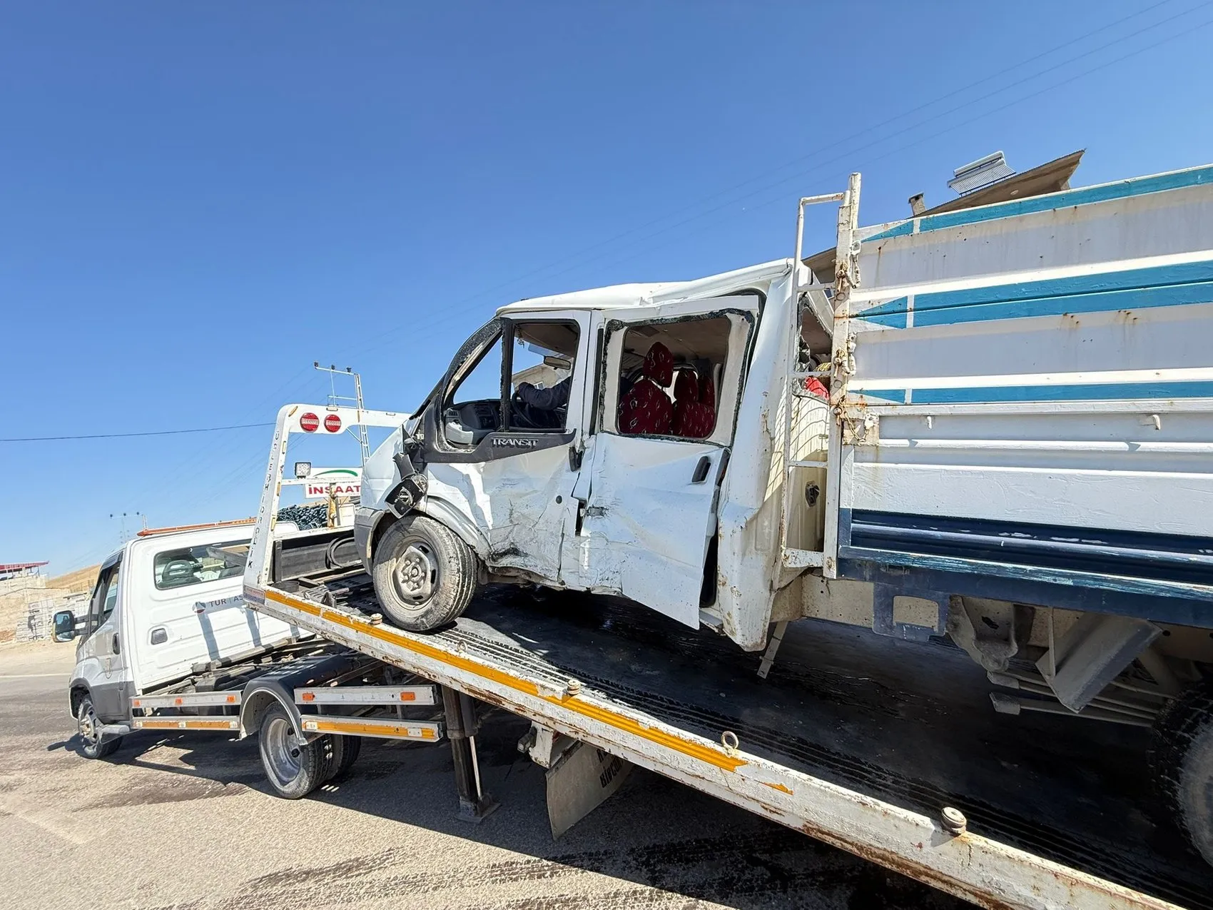 Yüksekova'da kamyonetle minibüs çarpıştı, 10 kişi yaralandı