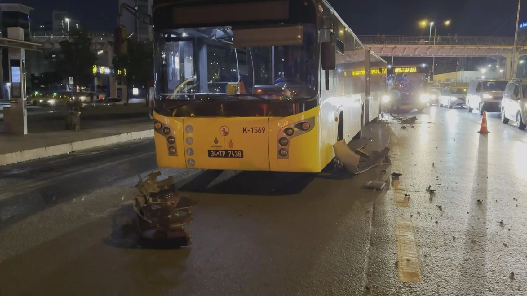 Büyükçekmece'de zincirleme kaza Otomobil İETT otobüsüne çarptı
