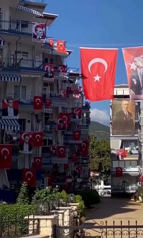 Gemlik'te bir site 30 Ağustos için kırmızı beyaza büründü