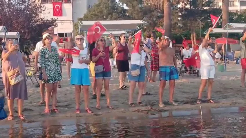 Erdek sahillerinde 30 Ağustos coşkusu: Denizden gelen marşlara bayraklarla karşılık verdiler