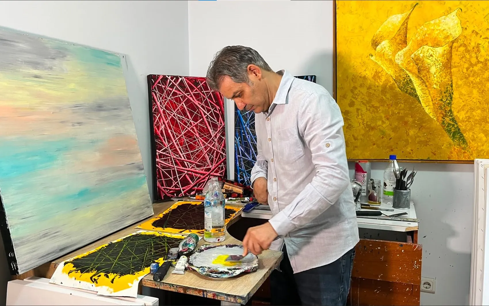 Bir eliyle sanat tarihine imza atıyor