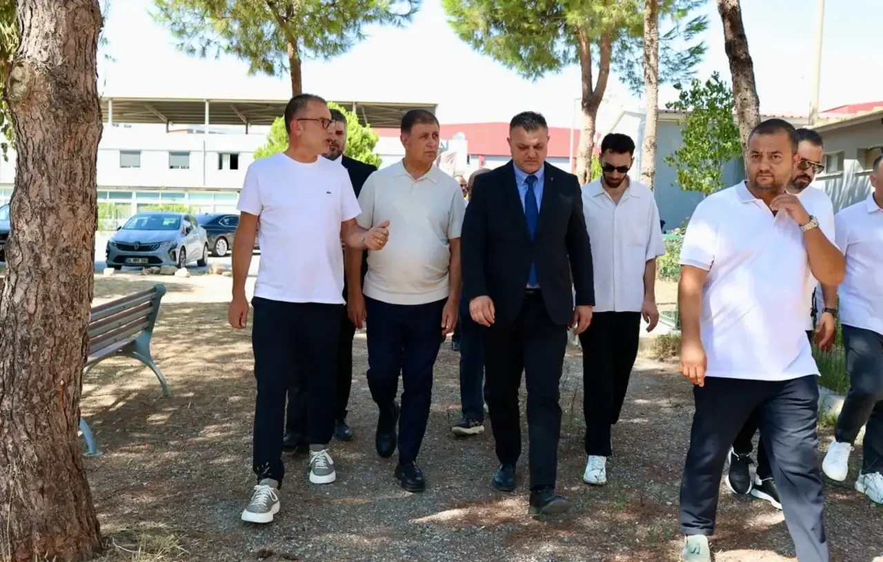 İzmir'de Karşıyaka'ya ziyaret Tugay'dan tesis ve stadyum mesajı