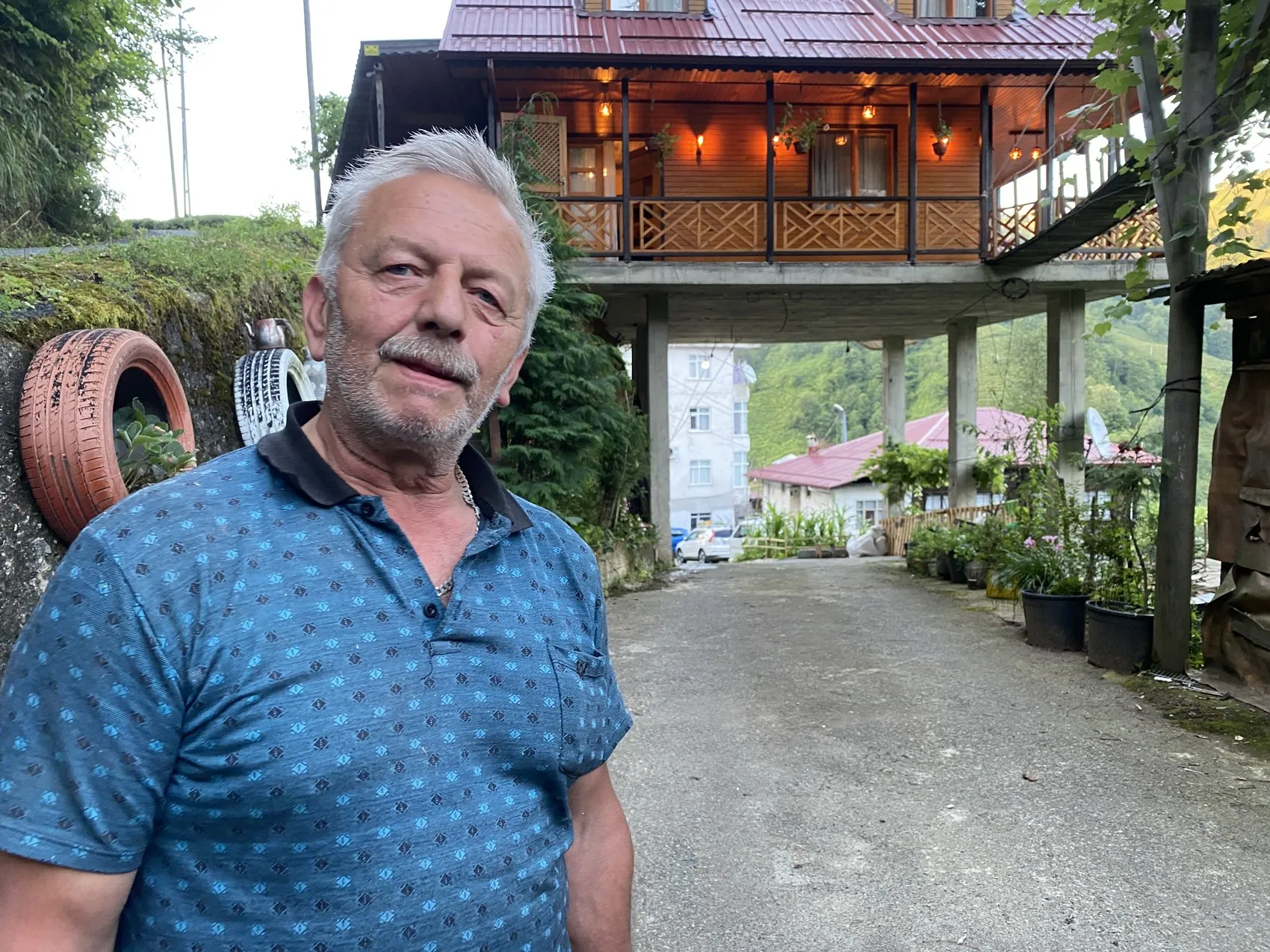 Rize’de yolun üzerine kurulan sıra dışı villa