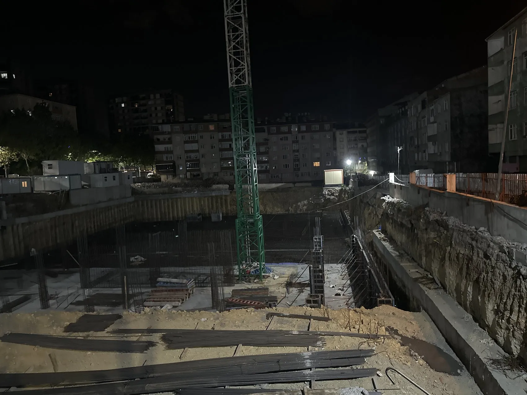 Sultangazi’de inşaat temeli çöktü Sokak güvenlik nedeniyle trafiğe kapatıldı