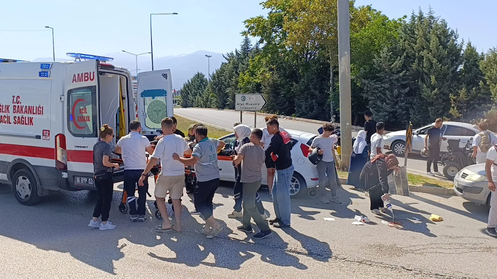 İnegöl'de otomobil ile motosiklet çarpıştı Bir yaralı