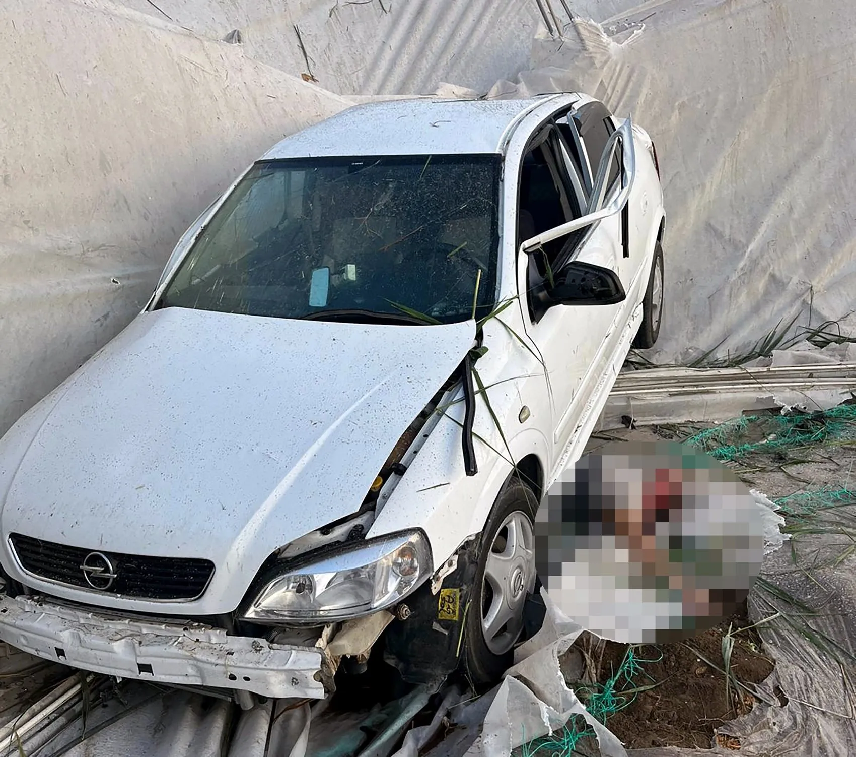 Mersin'de sabah saatlerinde dehşet: Kontrolden çıkan otomobil seraya uçtu