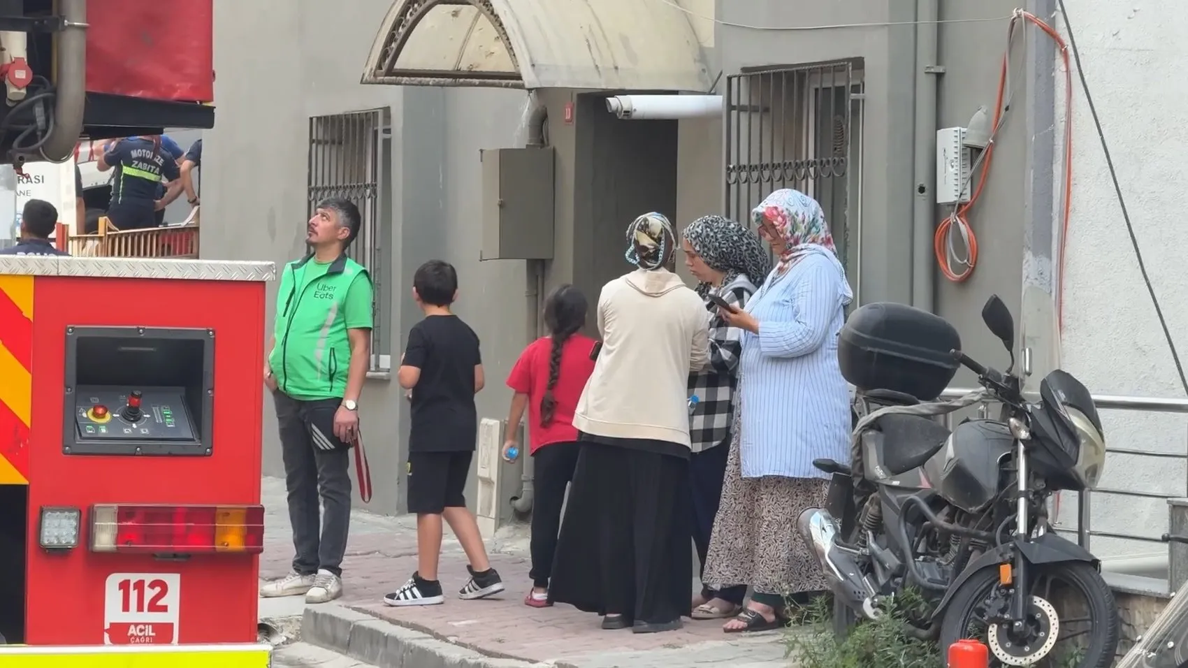 Kağıthane'de korkutan çatı yangını