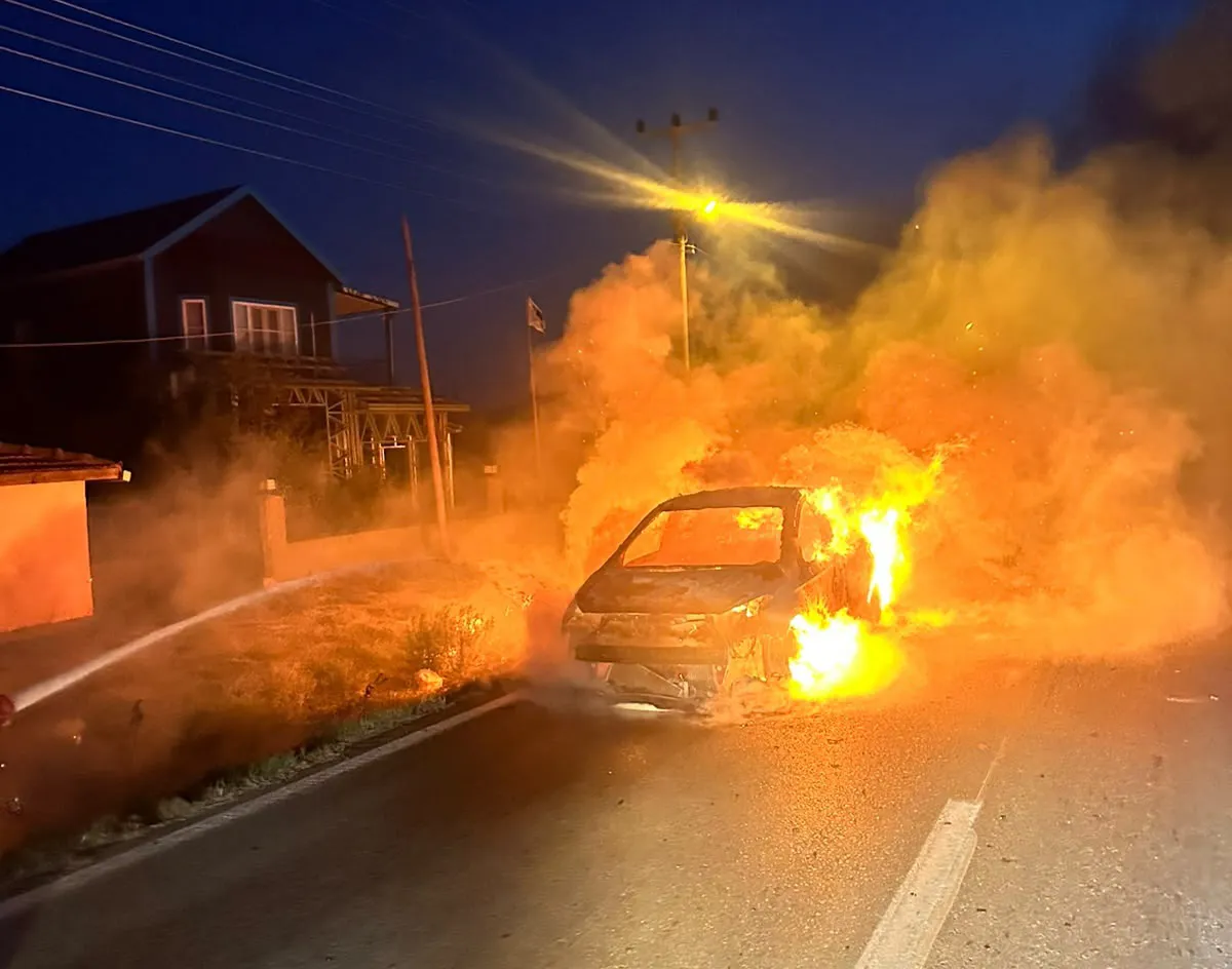 Keşan yolunda seyir halindeki otomobil alevlere teslim oldu